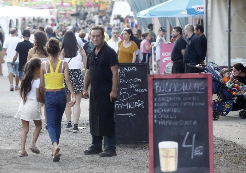 Los asistentes, como cada año, disfrutan de los puestos de comida, atracciones, lectura, exposiciones y un sinfín de iniciativas que hacen que esta sea una visita obligada edición tras edición.