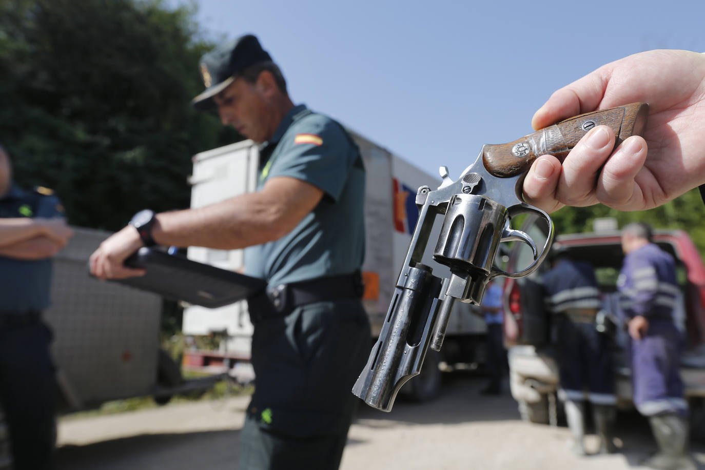 El vigilante de la mina muestra el arma a los agentes de la Guardia Civil para su revisión. 