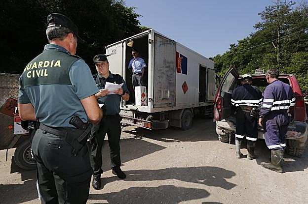 El equipo de Inspecciones de la Intervención de Armas y Explosivos, en un control en la mina de La Collada. 