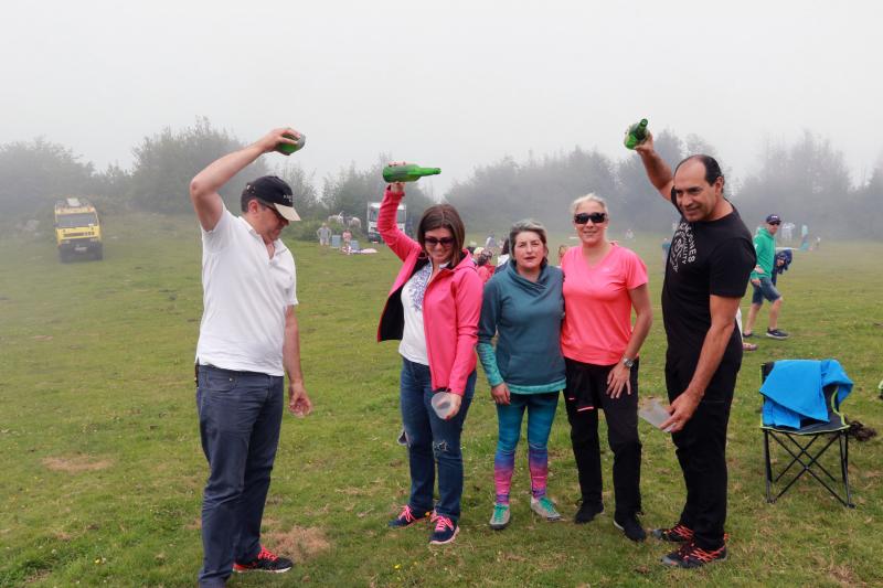 Centenares de personas han disfrutado en el prau Llagüezos del tradicional cordero a la estaca, plato principal de la fiesta de hermanamiento que se organiza entre los concejos de Quirós y Lena. A pesar de que la niebla ha cubierto buena parte de la celebración, el buen ambiente no se ha visto afectado.