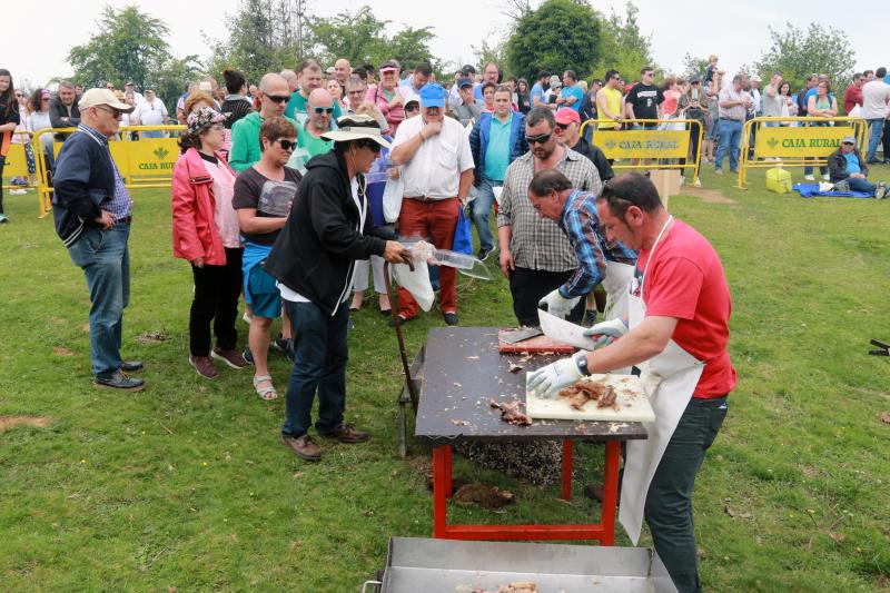 Centenares de personas han disfrutado en el prau Llagüezos del tradicional cordero a la estaca, plato principal de la fiesta de hermanamiento que se organiza entre los concejos de Quirós y Lena. A pesar de que la niebla ha cubierto buena parte de la celebración, el buen ambiente no se ha visto afectado.