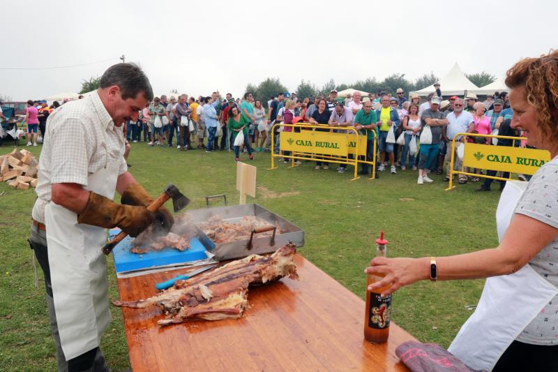 Centenares de personas han disfrutado en el prau Llagüezos del tradicional cordero a la estaca, plato principal de la fiesta de hermanamiento que se organiza entre los concejos de Quirós y Lena. A pesar de que la niebla ha cubierto buena parte de la celebración, el buen ambiente no se ha visto afectado.