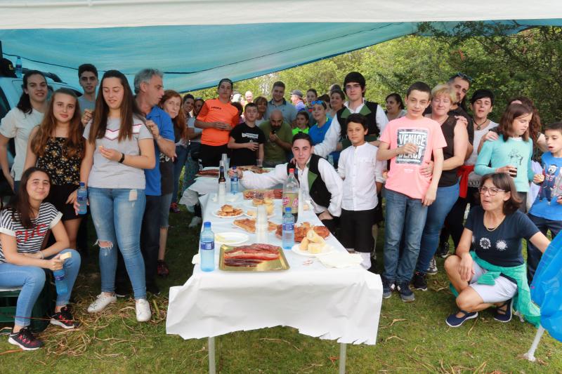 Centenares de personas han disfrutado en el prau Llagüezos del tradicional cordero a la estaca, plato principal de la fiesta de hermanamiento que se organiza entre los concejos de Quirós y Lena. A pesar de que la niebla ha cubierto buena parte de la celebración, el buen ambiente no se ha visto afectado.