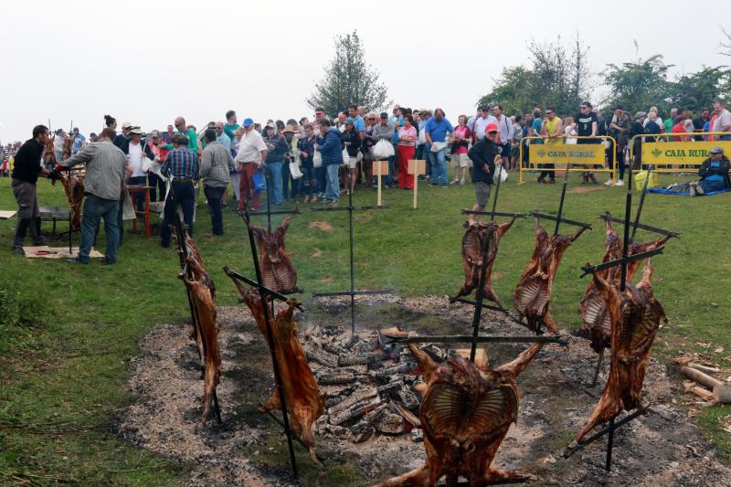 Centenares de personas han disfrutado en el prau Llagüezos del tradicional cordero a la estaca, plato principal de la fiesta de hermanamiento que se organiza entre los concejos de Quirós y Lena. A pesar de que la niebla ha cubierto buena parte de la celebración, el buen ambiente no se ha visto afectado.