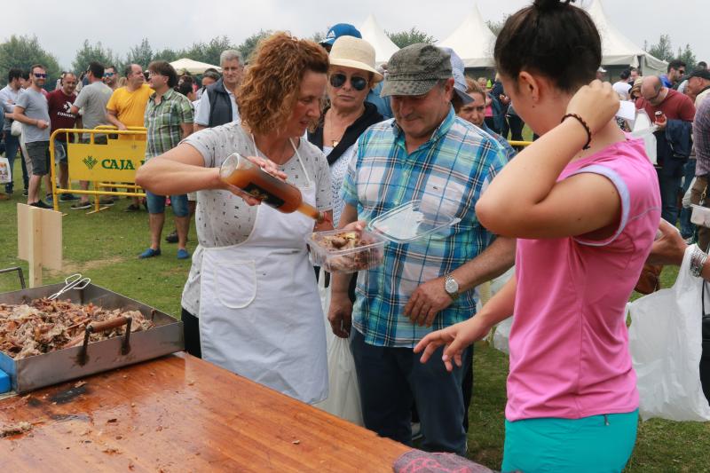 Centenares de personas han disfrutado en el prau Llagüezos del tradicional cordero a la estaca, plato principal de la fiesta de hermanamiento que se organiza entre los concejos de Quirós y Lena. A pesar de que la niebla ha cubierto buena parte de la celebración, el buen ambiente no se ha visto afectado.