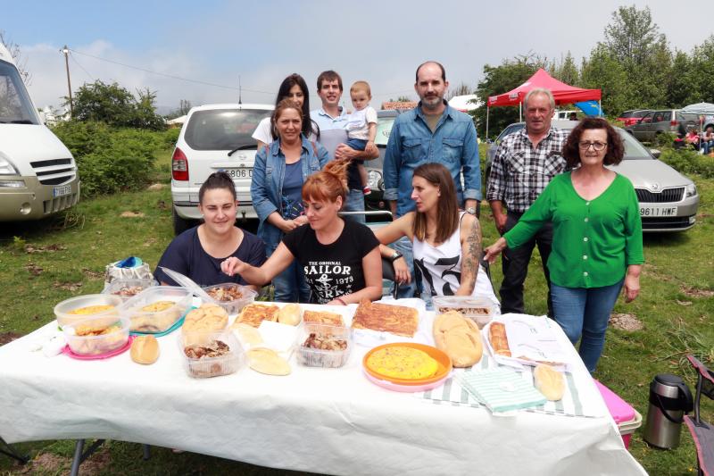 Centenares de personas han disfrutado en el prau Llagüezos del tradicional cordero a la estaca, plato principal de la fiesta de hermanamiento que se organiza entre los concejos de Quirós y Lena. A pesar de que la niebla ha cubierto buena parte de la celebración, el buen ambiente no se ha visto afectado.