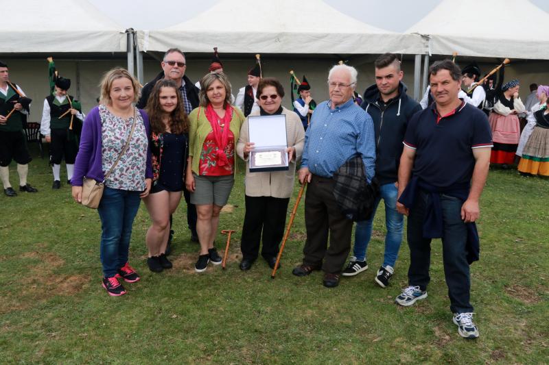 Centenares de personas han disfrutado en el prau Llagüezos del tradicional cordero a la estaca, plato principal de la fiesta de hermanamiento que se organiza entre los concejos de Quirós y Lena. A pesar de que la niebla ha cubierto buena parte de la celebración, el buen ambiente no se ha visto afectado.