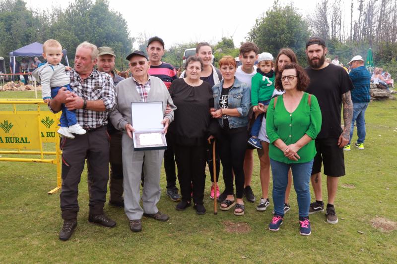 Centenares de personas han disfrutado en el prau Llagüezos del tradicional cordero a la estaca, plato principal de la fiesta de hermanamiento que se organiza entre los concejos de Quirós y Lena. A pesar de que la niebla ha cubierto buena parte de la celebración, el buen ambiente no se ha visto afectado.