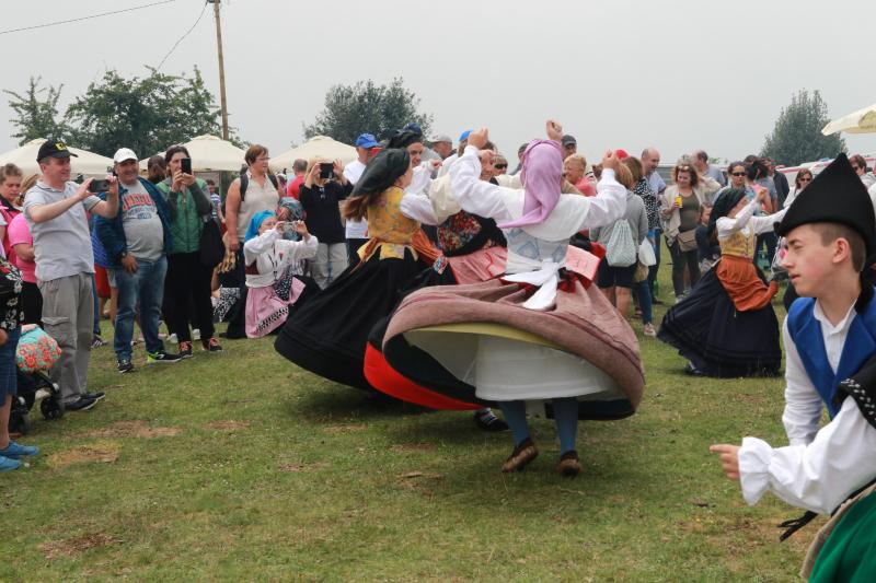 Centenares de personas han disfrutado en el prau Llagüezos del tradicional cordero a la estaca, plato principal de la fiesta de hermanamiento que se organiza entre los concejos de Quirós y Lena. A pesar de que la niebla ha cubierto buena parte de la celebración, el buen ambiente no se ha visto afectado.