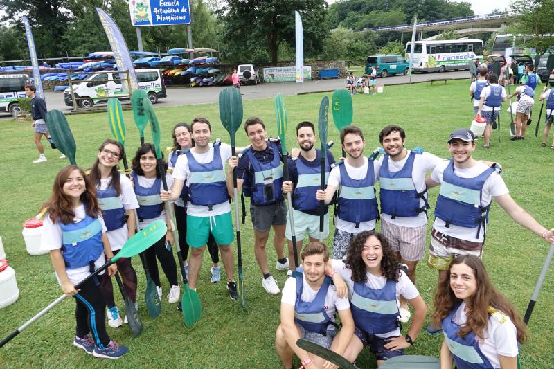 Más de un millar de opositores a MIR de toda España se han tomado un respiro para participar en la edición más multitudinaria del Descenso del Sella de cuantas ha organizado el colectivo de estudiantes.