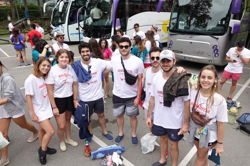 Más de un millar de opositores a MIR de toda España se han tomado un respiro para participar en la edición más multitudinaria del Descenso del Sella de cuantas ha organizado el colectivo de estudiantes.