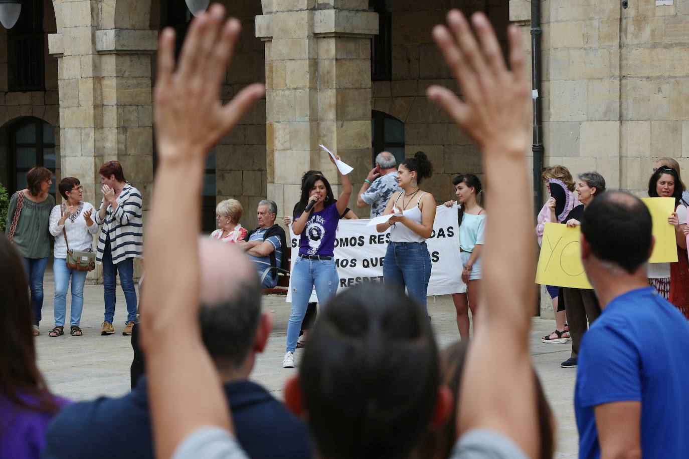 Las plazas de los ayuntamientos asturianos acogieron este lunes las concentraciones de respaldo a la menor víctima de la 'manada' de Manresa.