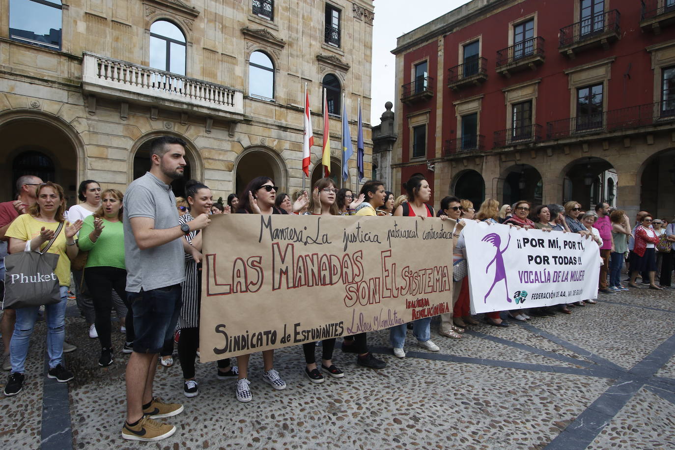 Las plazas de los ayuntamientos asturianos acogieron este lunes las concentraciones de respaldo a la menor víctima de la 'manada' de Manresa.