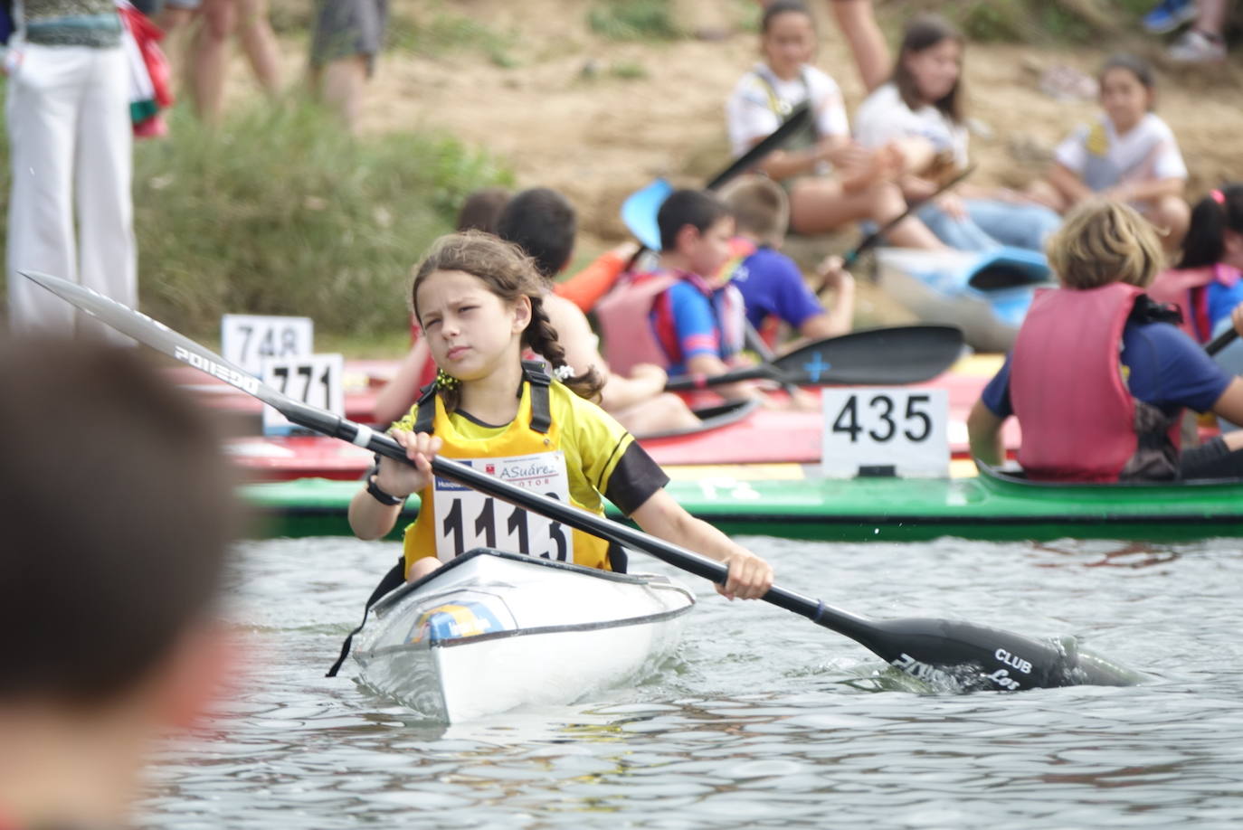 Desde prebenjamines hasta categoría adulta, fueron muchos los palistas que este lunes se lanzaron al agua en la playa colunguesa de La Griega en una contrarreloj que se convirtió en todo un espectáculo deportivo.