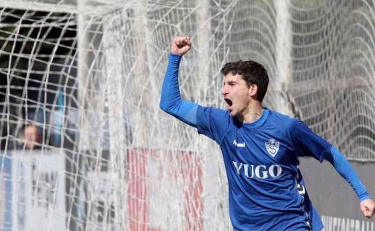 Omar Álvarez celebra un gol con la camiseta del Socuéllamos. 