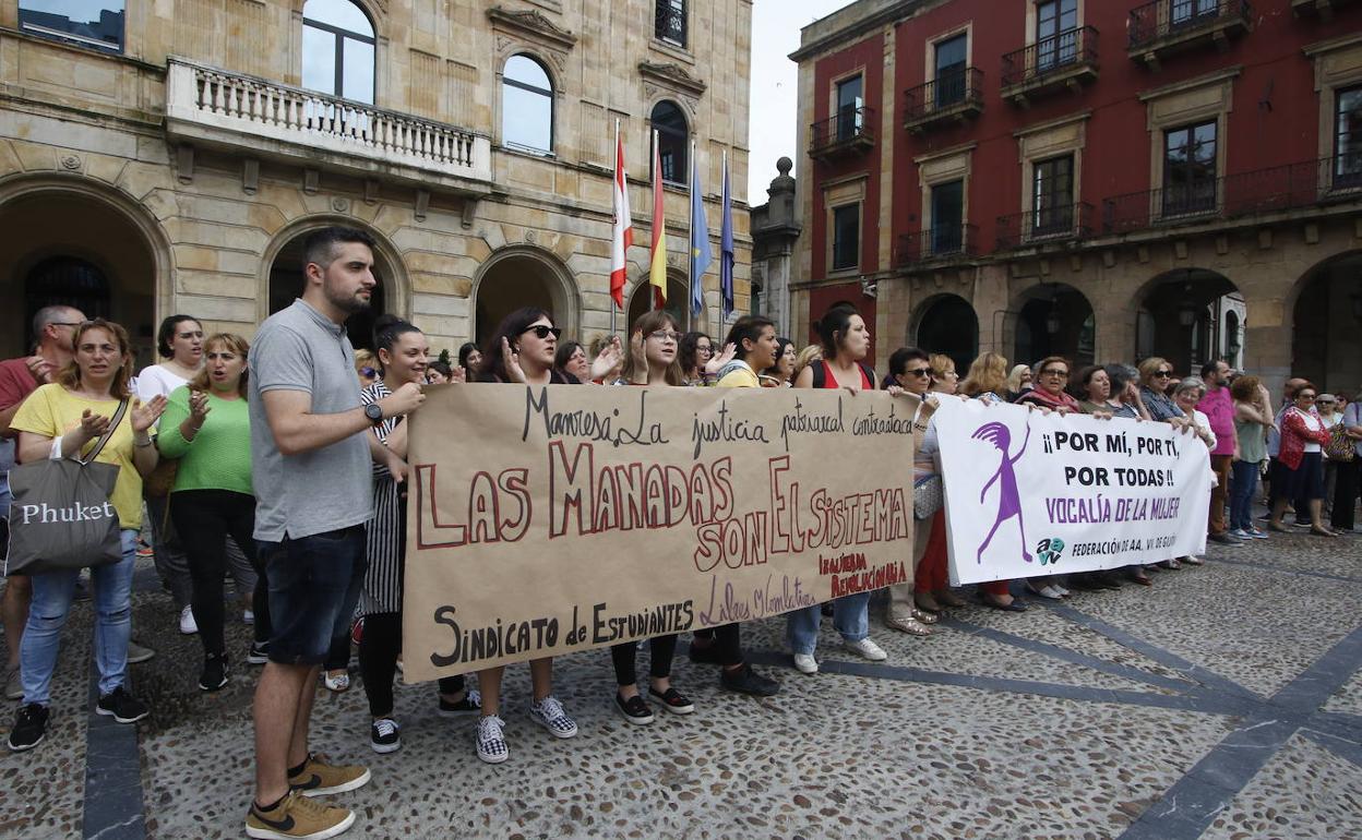 Concentración de protesta en la plaza Mayor de Gijón.