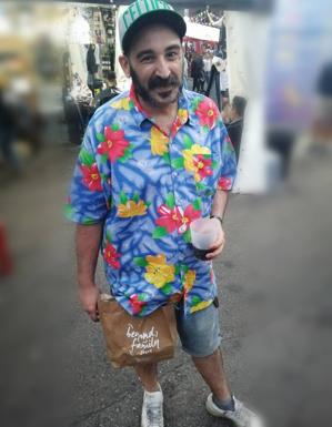 Yuki Kitaro, 40 años, de Gijón. Camisa de flores rojas y amarillas sobre fondo azul. Para abajo, unos vaqueros cortos básicos y deportivas blancas. Añade el complemento gorra, sobre todo para tardes de sol calurosas en un festival. «Voy comodísimo. Así daré el cante hasta que me muera».