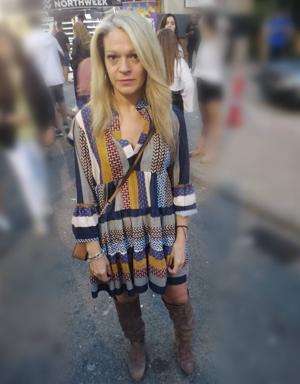 Yolanda Fernández, 47 años, de Gijón. Un estilo muy diferente compuesto por vestido suelto de colores y botas altas. La tendencia a 'hippie' le da un toque muy festivalero. «Voy muy agusto así, es un look de concierto. Tengo una tienda de ropa y la mayoría de mis prendas son de ahí».