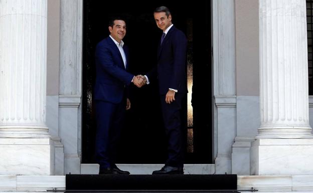 Alexis Tsipras recibe a Kyriakos Mitsotakis, ganador de las elecciones generales, a las puertas de la Mansión Máximos, residencia oficial del primer ministro.