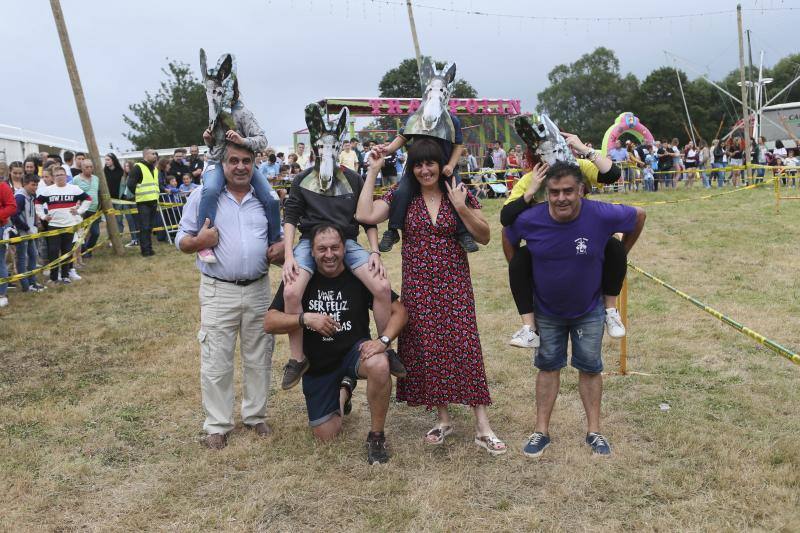 Las fiestas de San Cristóbal de Collao celebraron ayer ante cientos de personas la tradicional carrera de burros, que no estuvo exenta de polémica. La organización del evento y EQUO mantuvieron un tenso enfrentamiento.