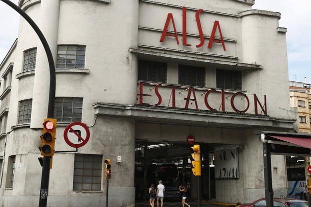 En primer término, la alcaldesa, junto a Jacobo Cosmen en la presentación del nuevo vehículo. 