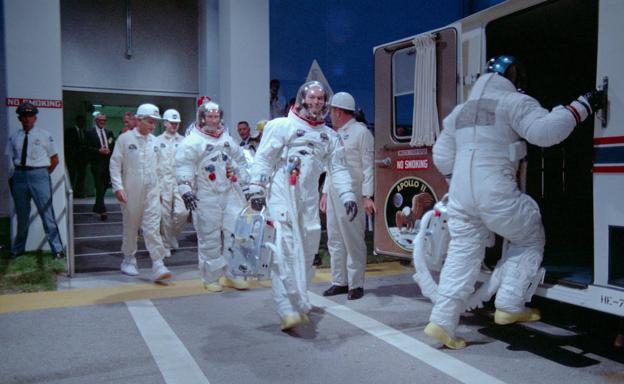 Imagen principal - Arriba, los astronautas introduciéndose en el furgón que les llevaba a la plataforma de despegue. Debajo, Buzz Aldrin y Neil Armstrong.