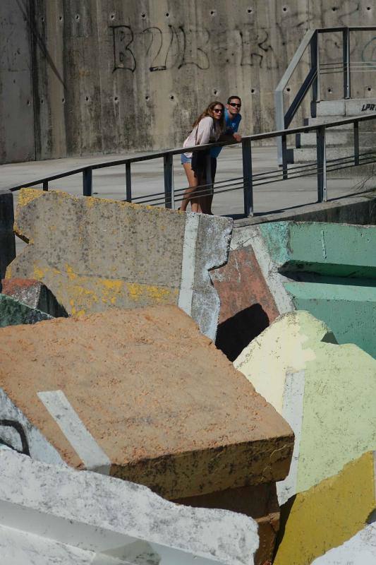 Una plataforma vecinal de Llanes lucha para buscar una solución a la famosa escultura de Agustín Ibarrola, castigada y descolorida con el paso de los años. 