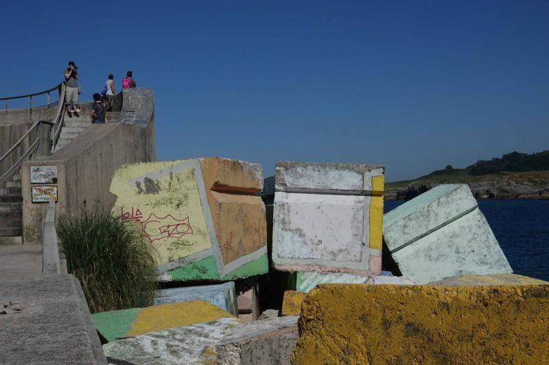 Una plataforma vecinal de Llanes lucha para buscar una solución a la famosa escultura de Agustín Ibarrola, castigada y descolorida con el paso de los años. 