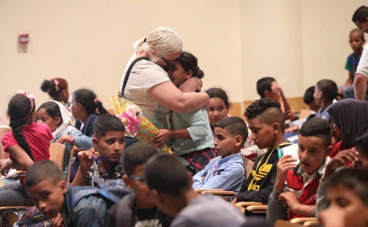 Los niños fueron recibidos en el polideportivo de Los Canapés. 