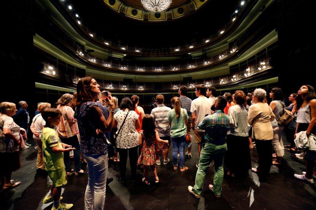 Fotos: Las visitas teatralizas regresan al teatro Campoamor