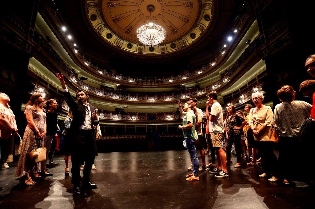 Fotos: Las visitas teatralizas regresan al teatro Campoamor