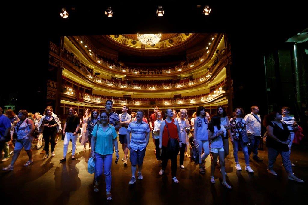 Fotos: Las visitas teatralizas regresan al teatro Campoamor
