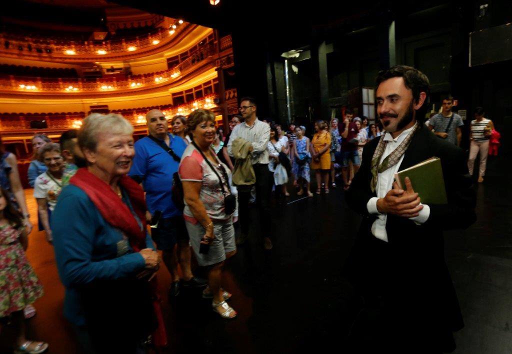 Fotos: Las visitas teatralizas regresan al teatro Campoamor