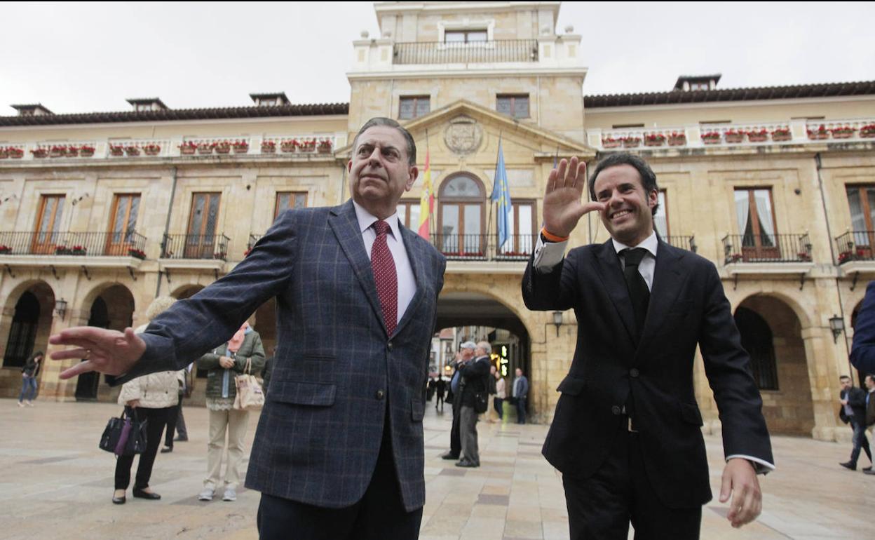 Alfredo Canteli y Nacho Cuesta anunciaron el pacto entre PP y Ciudadanos en la plaza del Ayuntamiento hace tres semanas.