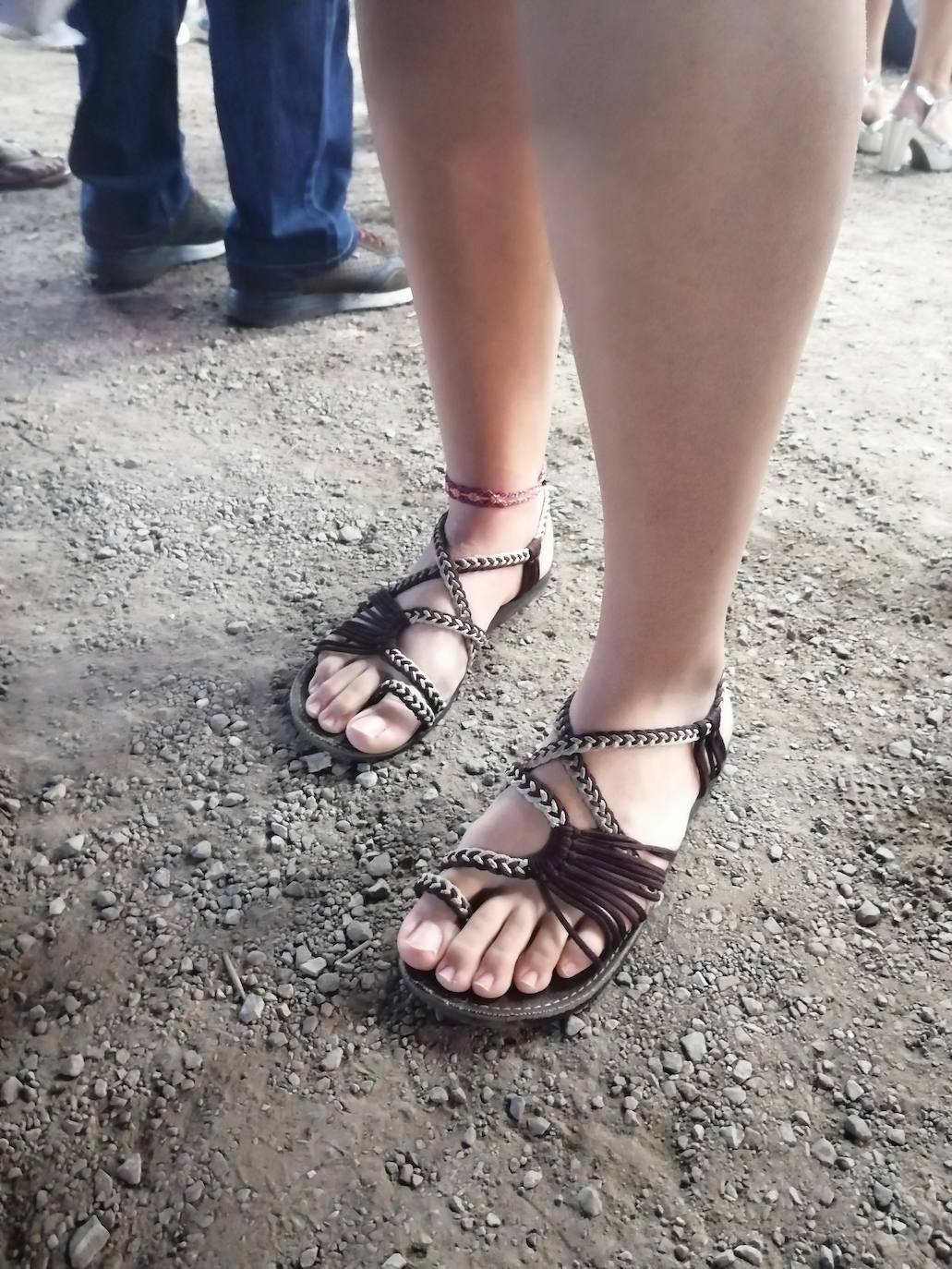 Noelia Diaz, 34 años. "Lo cierto es que no vengo con el calzado adecuado porque, además de entrarme piedras, voy a llegar con los pies sucios a casa".