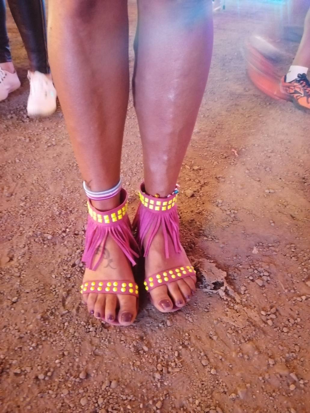 Soraya Mendoza, 33 años. "Los elegí por comodidad, considero que venir a la Semana Negra en tacones es un grave error. Si se me meten piedras las quito y listo".