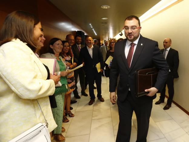 Adrián Barbón, a su entrada al hemiciclo, junto a los diputados de su partido. 