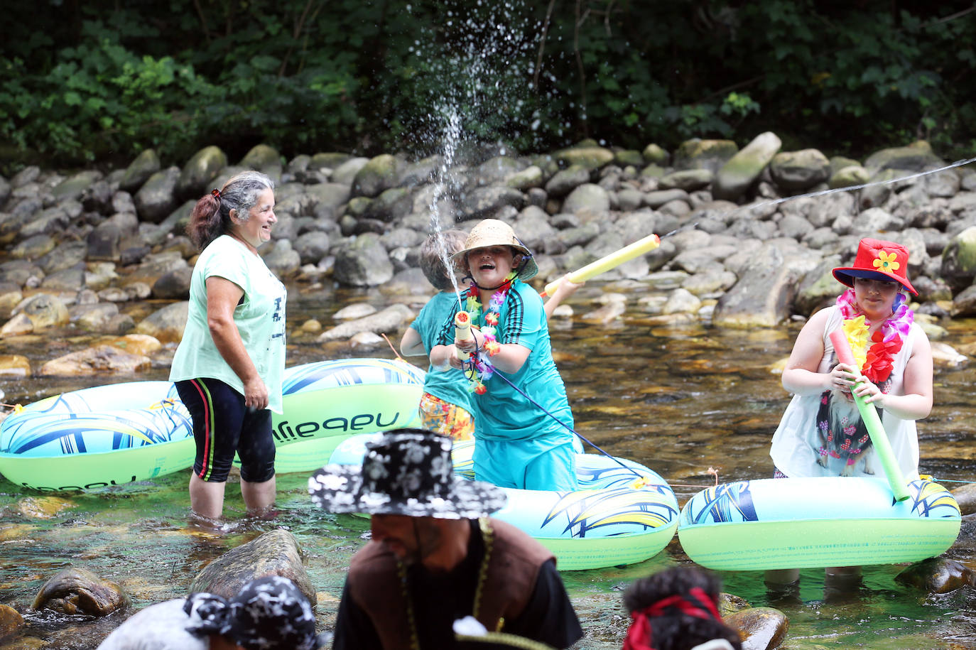 Un total de 15 embarcaciones se echaron al agua en una edición que contó con la participación de unos 70 triputantes