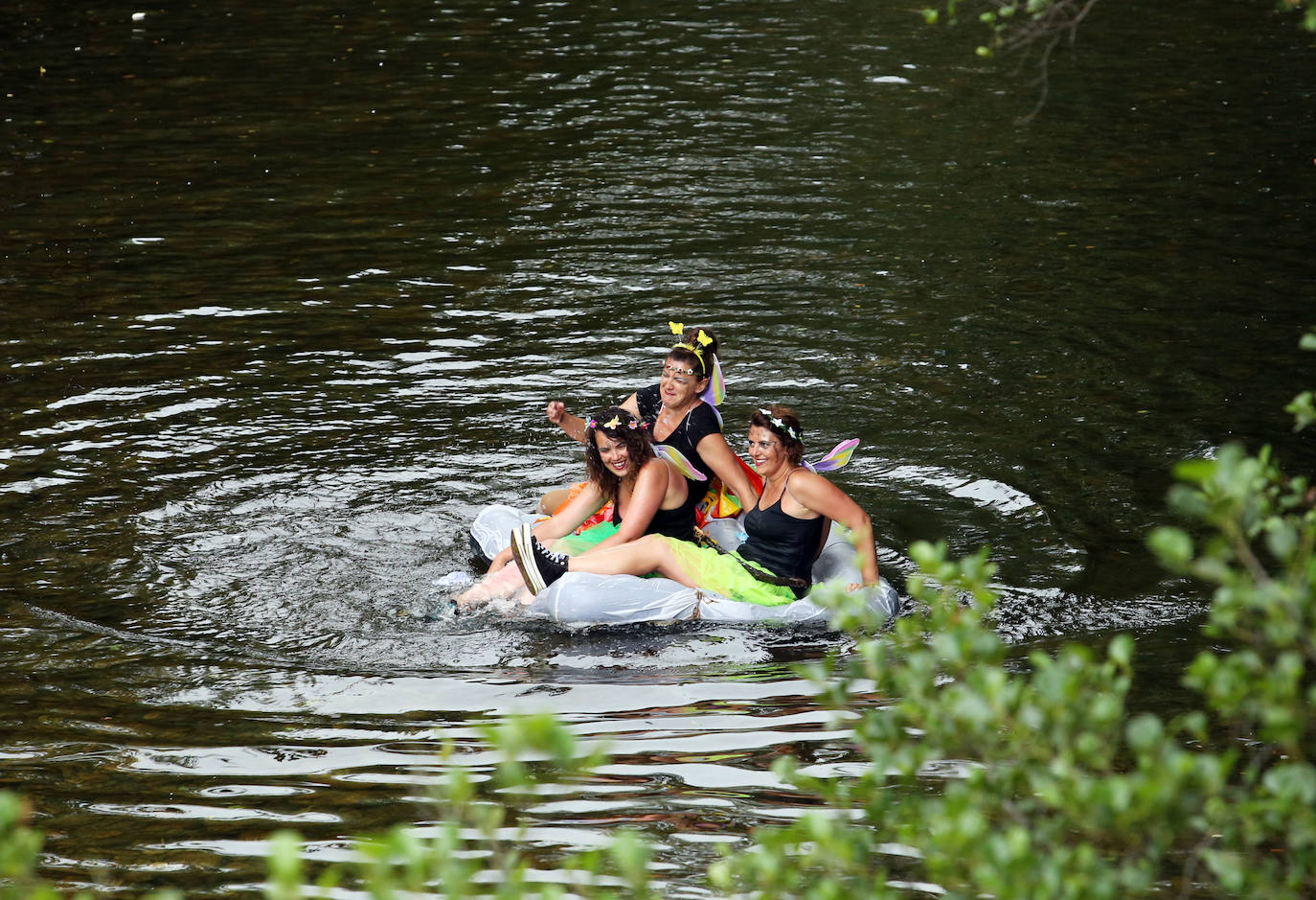 Un total de 15 embarcaciones se echaron al agua en una edición que contó con la participación de unos 70 triputantes