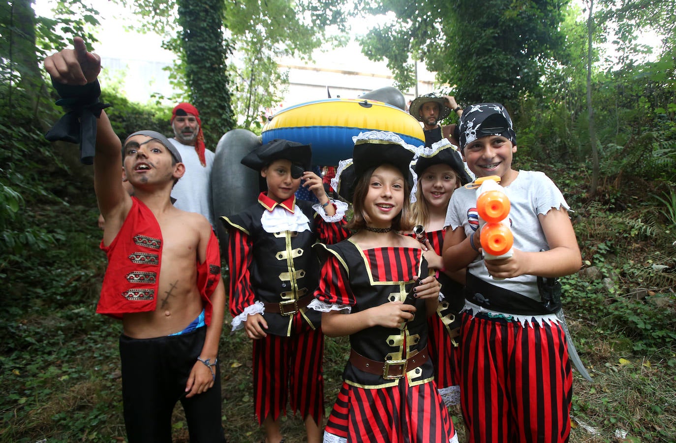 Un total de 15 embarcaciones se echaron al agua en una edición que contó con la participación de unos 70 triputantes