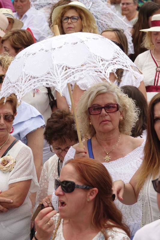 Centenares de personas vestidas de blanco participaron un año más en la cita cultural de Ribadedeva, un concejo marcado por la inmigración.