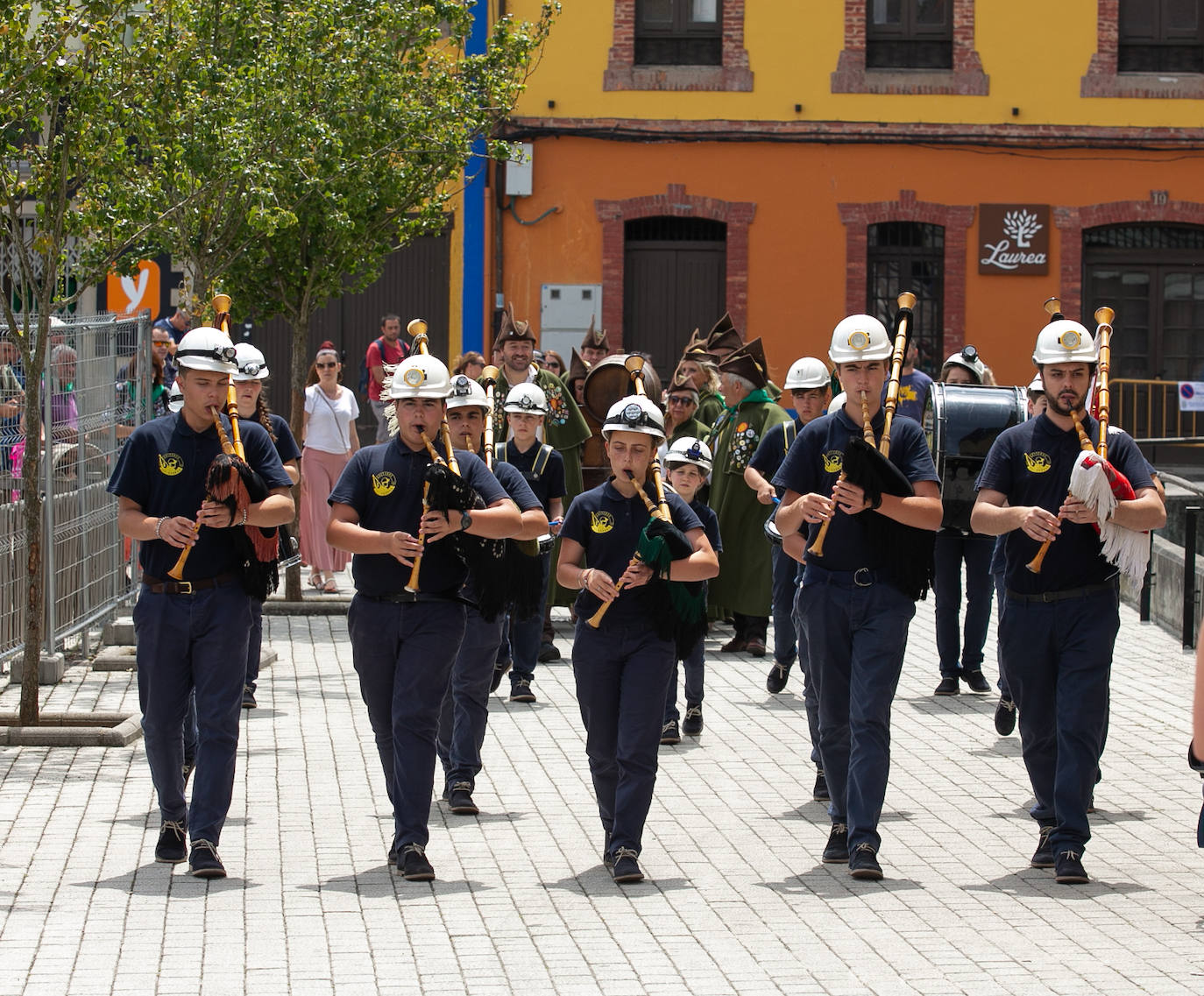 El Festival de la Sidra de Nava celebra su 42 edición. Este sábado tuvo lugar la final del 'Concurso de la mejor Sidra Natural'. Una cita que congregó a numeroso público para quien también hubo una interesante oferta grastronómica de productos de la zona.