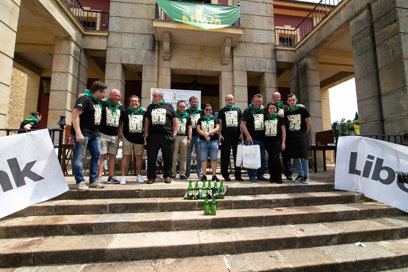 El Festival de la Sidra de Nava celebra su 42 edición. Este sábado tuvo lugar la final del 'Concurso de la mejor Sidra Natural'. Una cita que congregó a numeroso público para quien también hubo una interesante oferta grastronómica de productos de la zona.