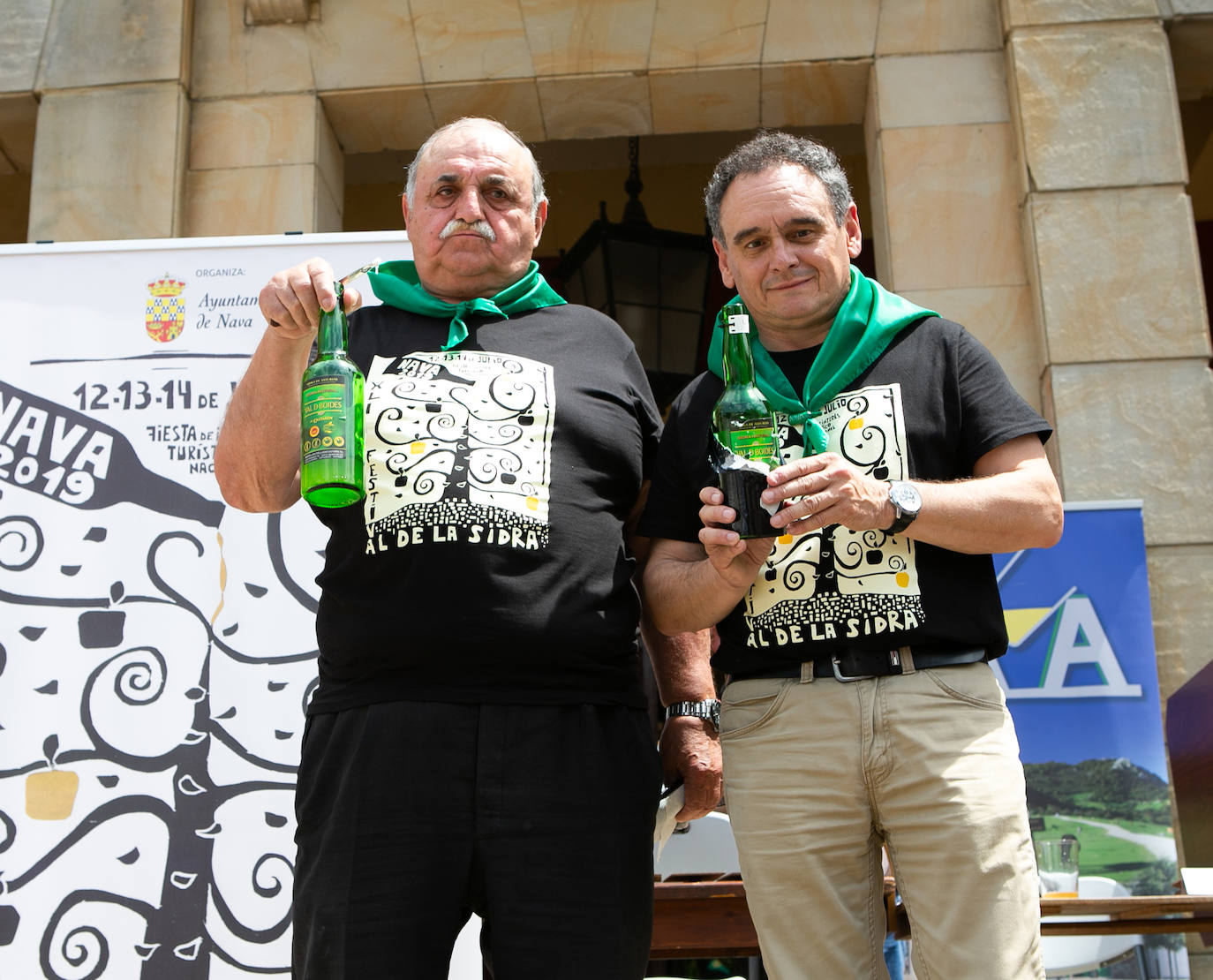 El Festival de la Sidra de Nava celebra su 42 edición. Este sábado tuvo lugar la final del 'Concurso de la mejor Sidra Natural'. Una cita que congregó a numeroso público para quien también hubo una interesante oferta grastronómica de productos de la zona.