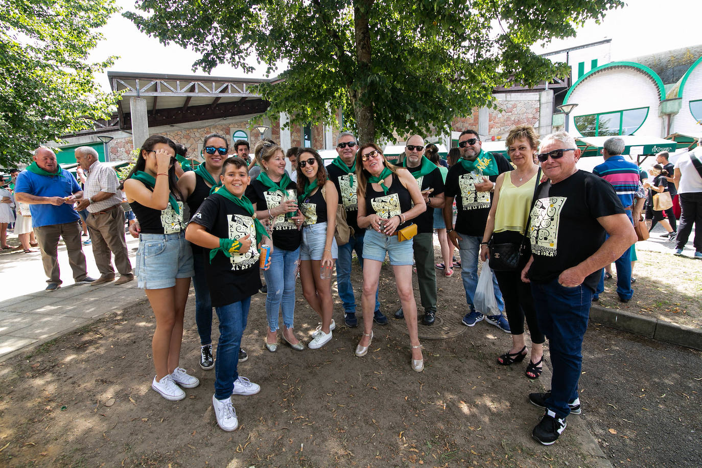 El Festival de la Sidra de Nava celebra su 42 edición. Este sábado tuvo lugar la final del 'Concurso de la mejor Sidra Natural'. Una cita que congregó a numeroso público para quien también hubo una interesante oferta grastronómica de productos de la zona.