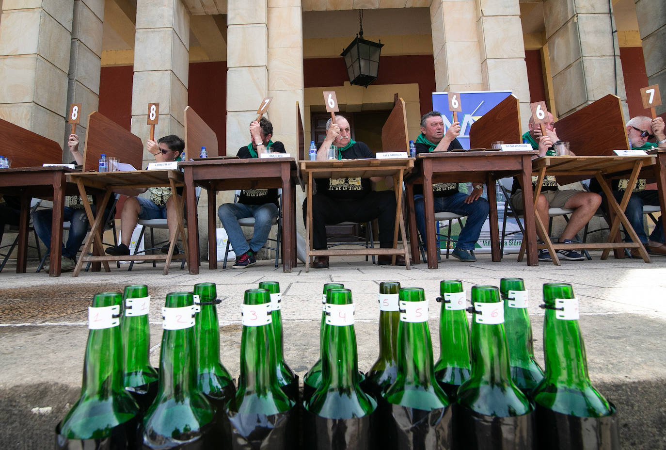 El Festival de la Sidra de Nava celebra su 42 edición. Este sábado tuvo lugar la final del 'Concurso de la mejor Sidra Natural'. Una cita que congregó a numeroso público para quien también hubo una interesante oferta grastronómica de productos de la zona.