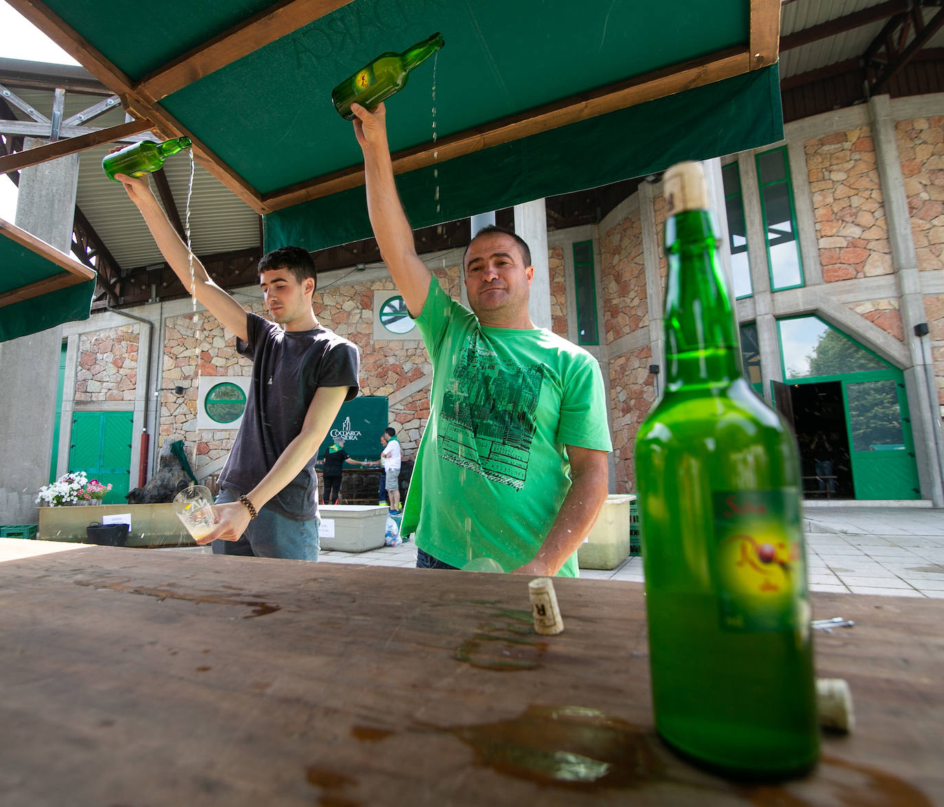 El Festival de la Sidra de Nava celebra su 42 edición. Este sábado tuvo lugar la final del 'Concurso de la mejor Sidra Natural'. Una cita que congregó a numeroso público para quien también hubo una interesante oferta grastronómica de productos de la zona.