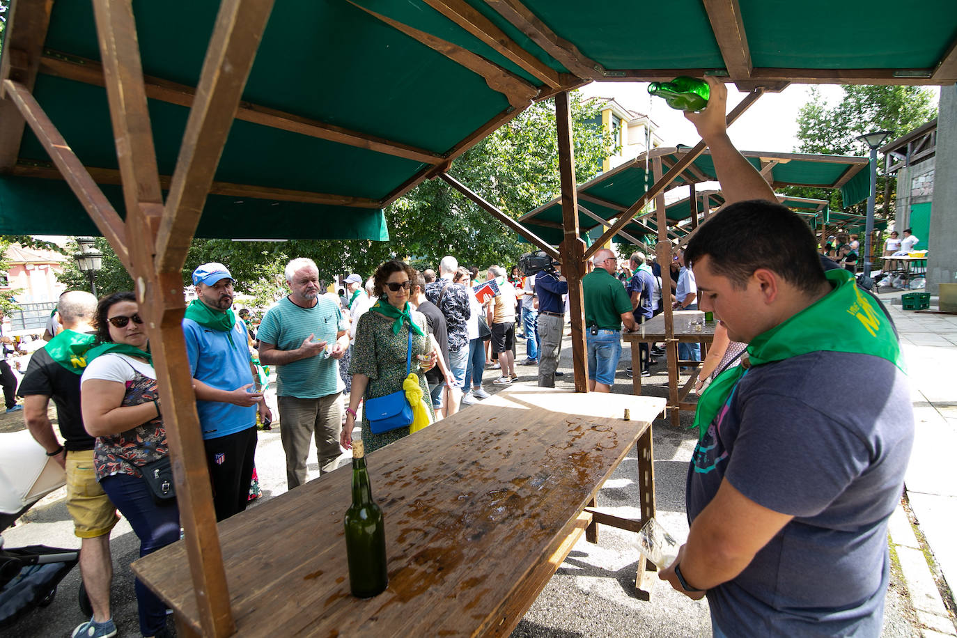 El Festival de la Sidra de Nava celebra su 42 edición. Este sábado tuvo lugar la final del 'Concurso de la mejor Sidra Natural'. Una cita que congregó a numeroso público para quien también hubo una interesante oferta grastronómica de productos de la zona.