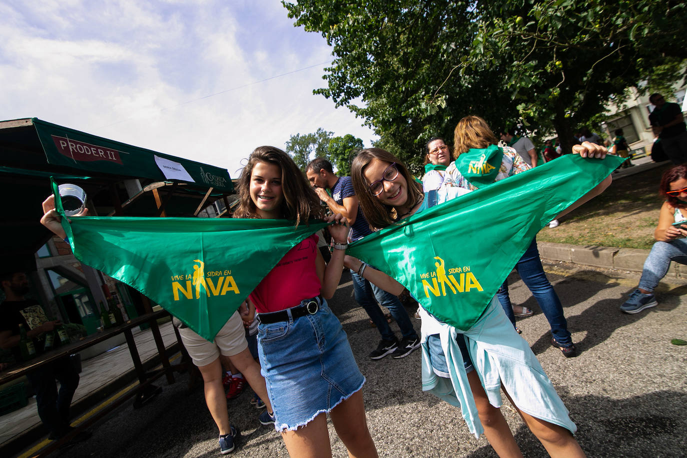 El Festival de la Sidra de Nava celebra su 42 edición. Este sábado tuvo lugar la final del 'Concurso de la mejor Sidra Natural'. Una cita que congregó a numeroso público para quien también hubo una interesante oferta grastronómica de productos de la zona.