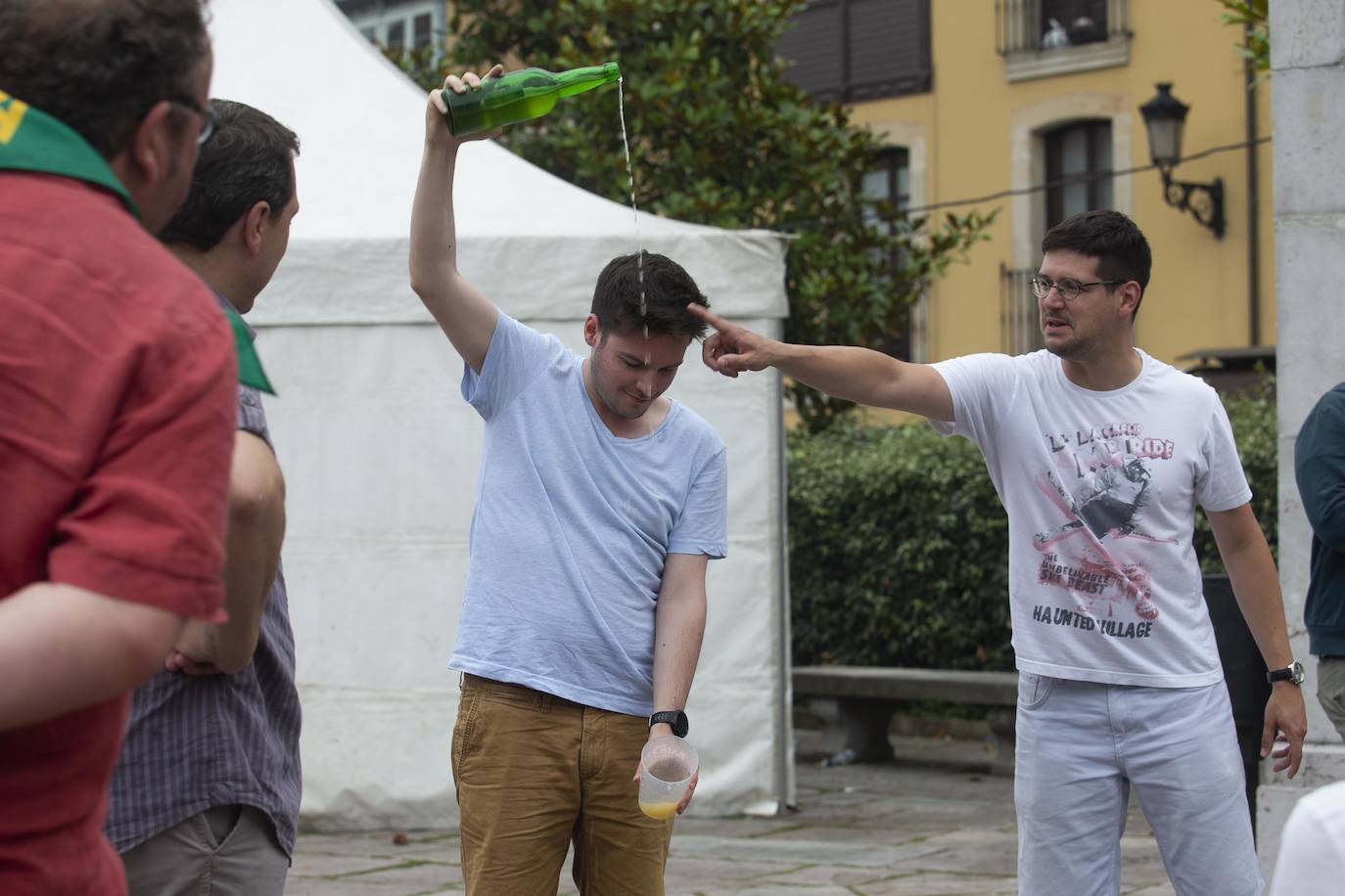 El Festival de la Sidra de Nava celebra su 42 edición. Este sábado tuvo lugar la final del 'Concurso de la mejor Sidra Natural'. Una cita que congregó a numeroso público para quien también hubo una interesante oferta grastronómica de productos de la zona.